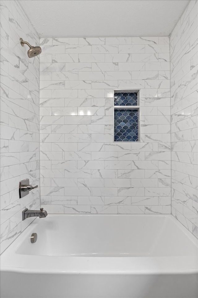 bathroom with tiled shower / bath