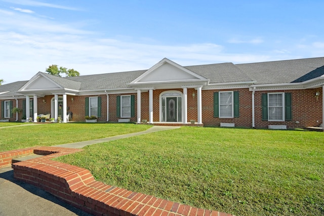 view of front of property featuring a front lawn