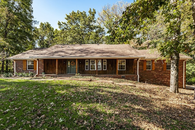 ranch-style house featuring a front lawn and brick siding