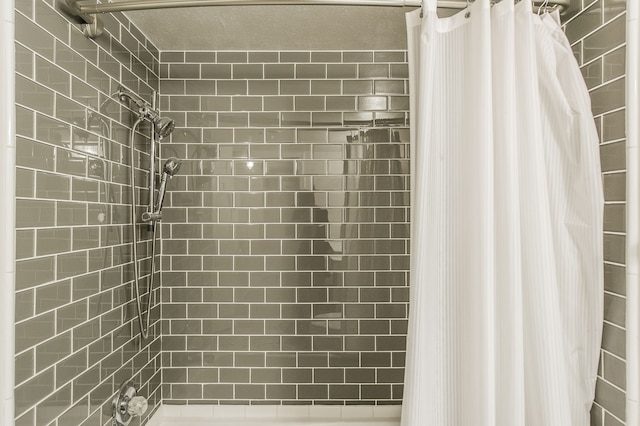 full bath with shower / bathtub combination with curtain