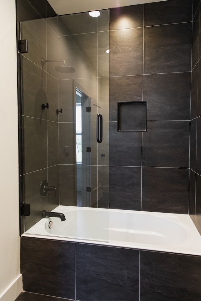 bathroom with combined bath / shower with glass door