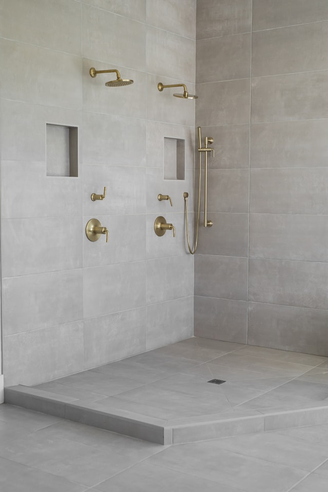 bathroom featuring a tile shower