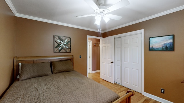 bedroom featuring a closet, ceiling fan, crown molding, and light hardwood / wood-style floors