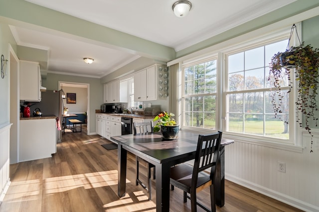 dining room featuring ornamental molding, dark hardwood / wood-style floors, and sink