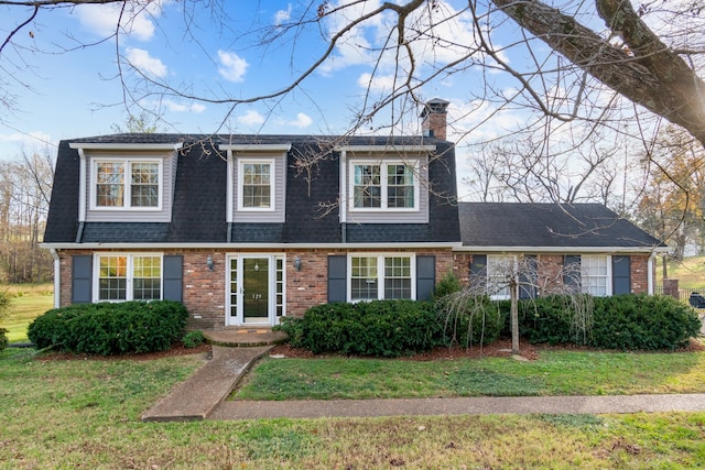 view of front facade featuring a front lawn