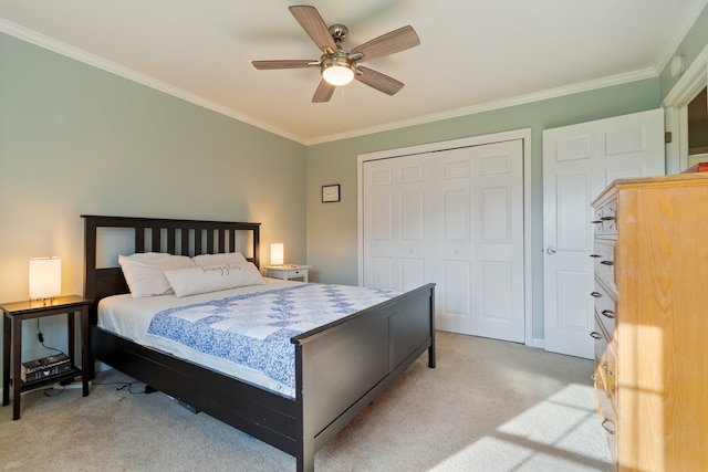 bedroom featuring light carpet, crown molding, a closet, and ceiling fan