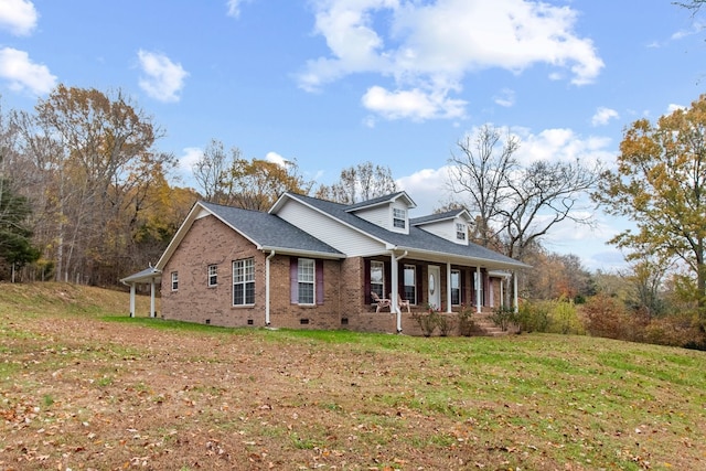 view of front of home with covered porch and a front lawn