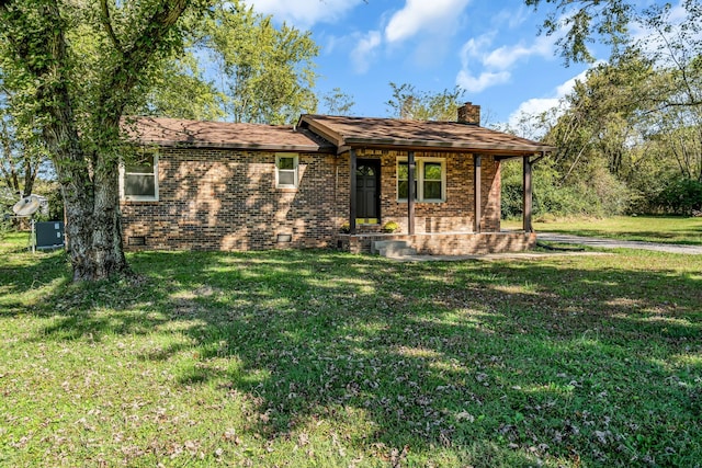 single story home featuring a front lawn