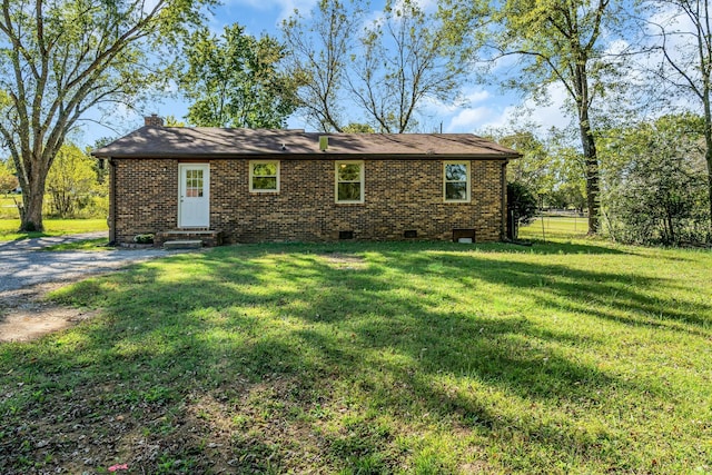 back of house featuring a lawn