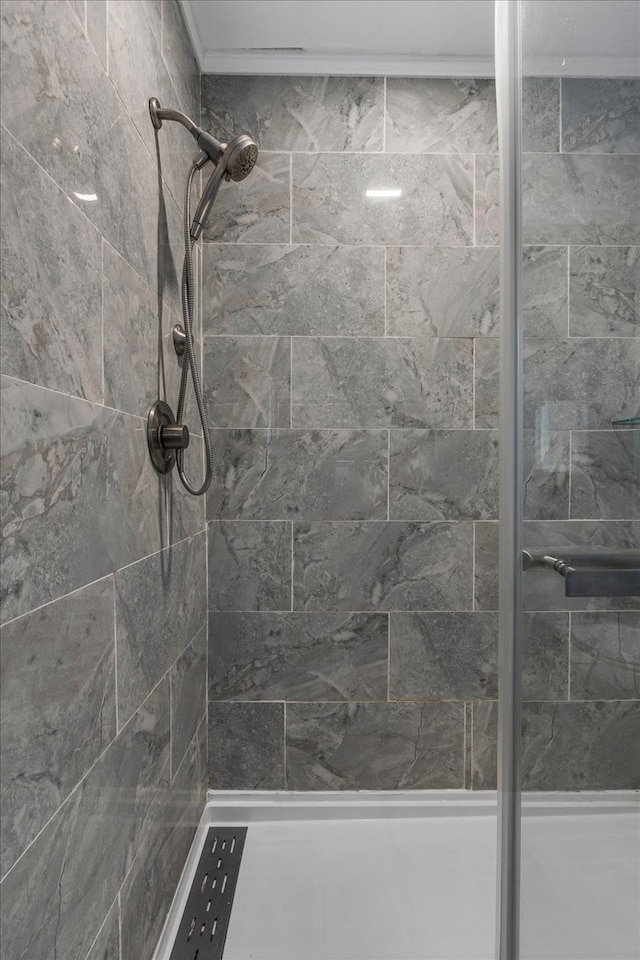 bathroom featuring a tile shower