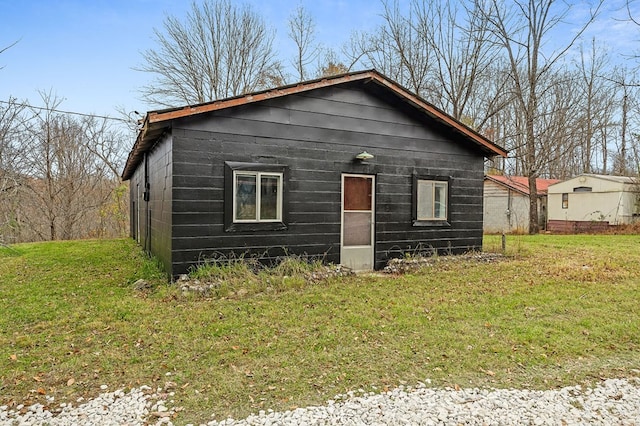 bungalow-style house featuring a front lawn