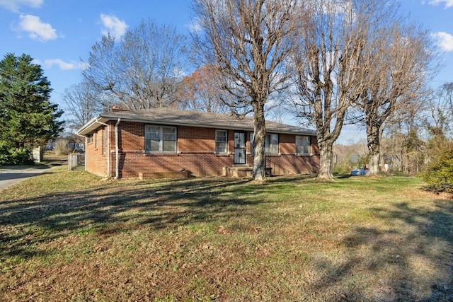 ranch-style house featuring a front yard