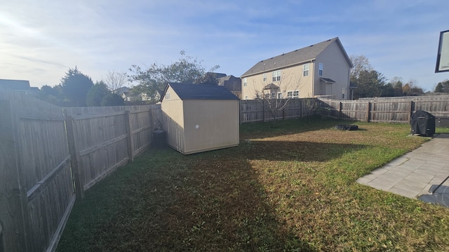 view of yard with a shed