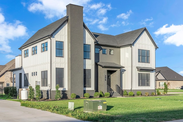 view of front facade featuring a front yard