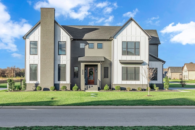 view of front of home featuring a front yard