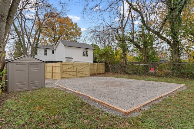 view of yard featuring a shed