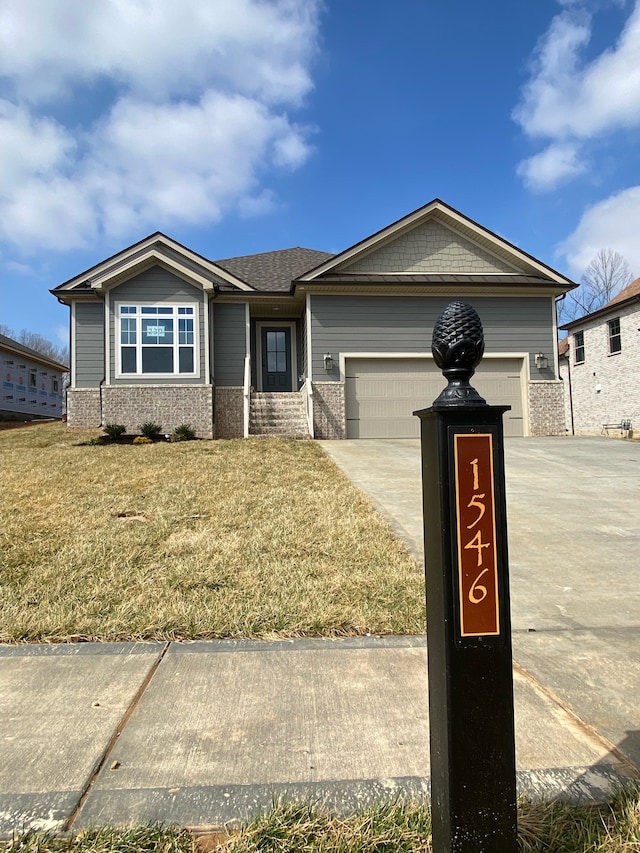 view of front facade featuring a front yard and a garage