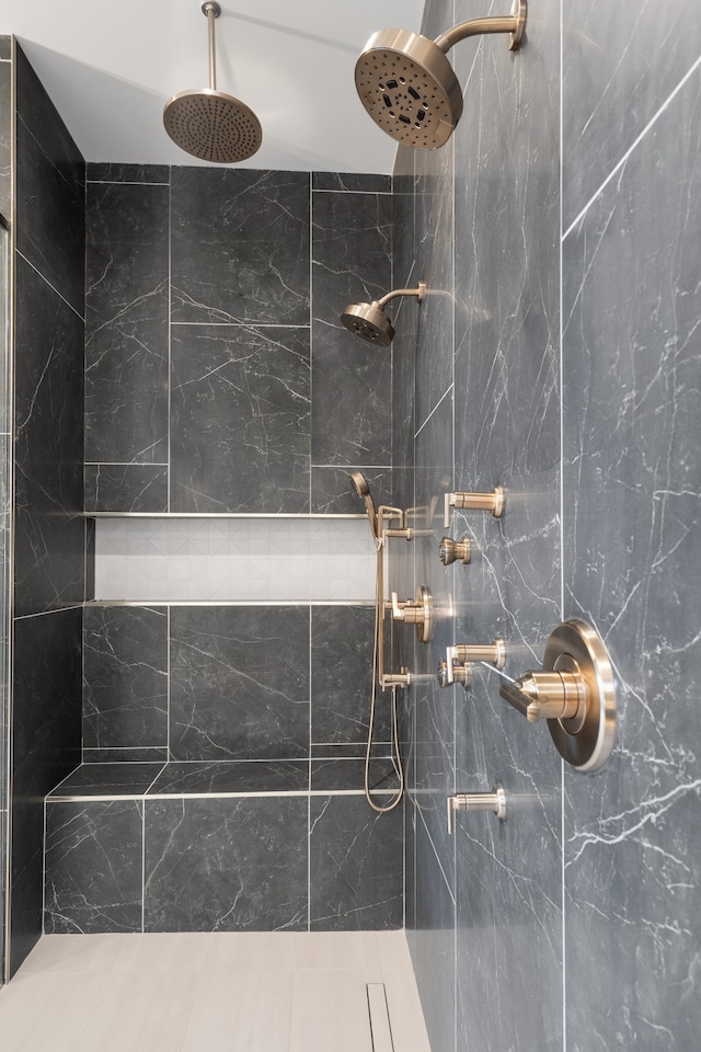 bathroom featuring a tile shower