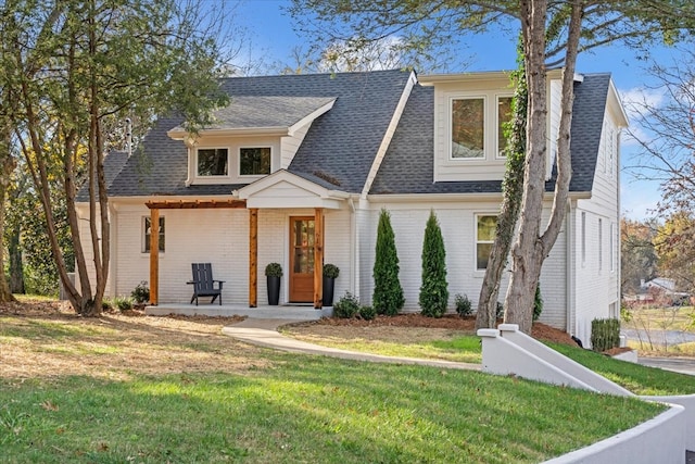 view of front facade featuring a front lawn