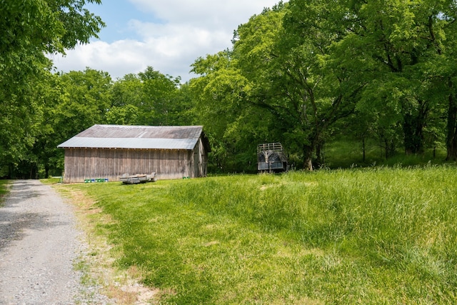 view of yard featuring an outdoor structure