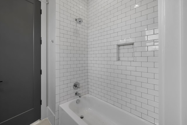 bathroom featuring tiled shower / bath