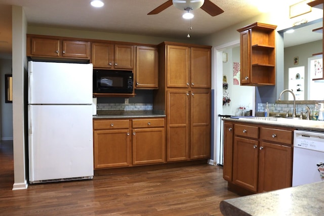 kitchen featuring tasteful backsplash, sink, ceiling fan, dark wood-type flooring, and white appliances