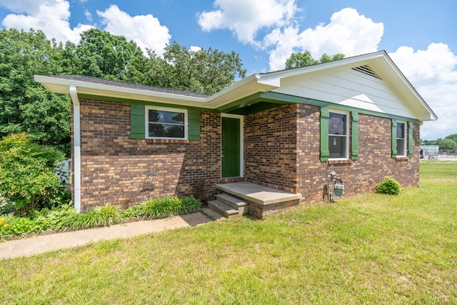 single story home with a front yard