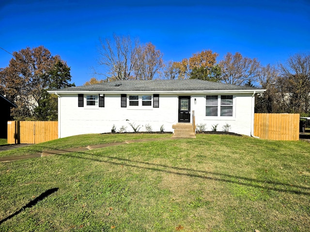 ranch-style home featuring a front lawn