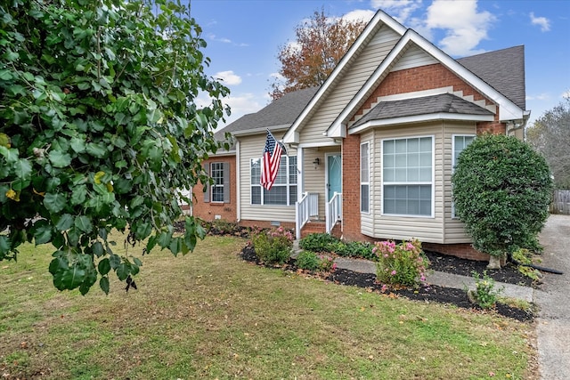 bungalow featuring a front lawn