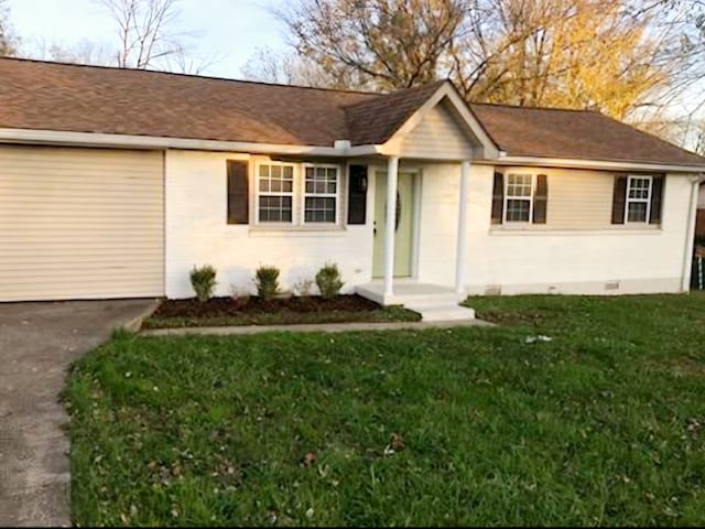 ranch-style home with a front yard