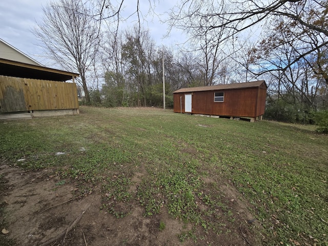 view of yard featuring an outdoor structure