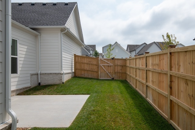 view of yard featuring a patio area