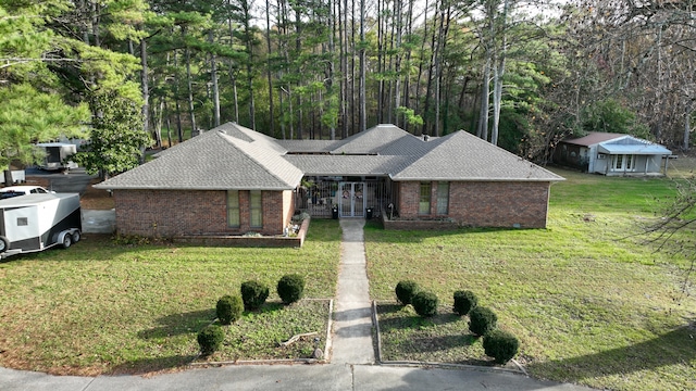 view of front of house featuring a front lawn