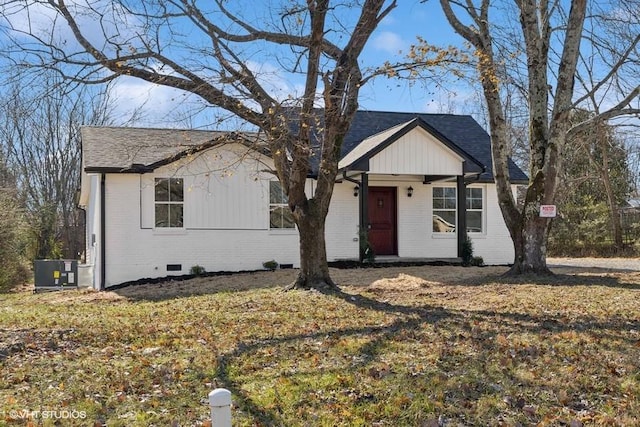 view of front of home featuring central air condition unit and a front lawn