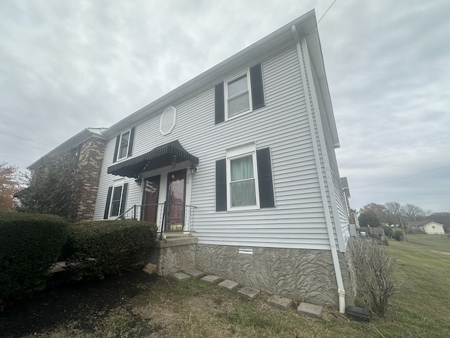 view of front of home featuring a front yard