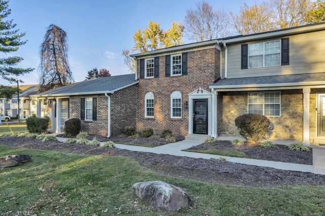 view of front facade featuring a front yard