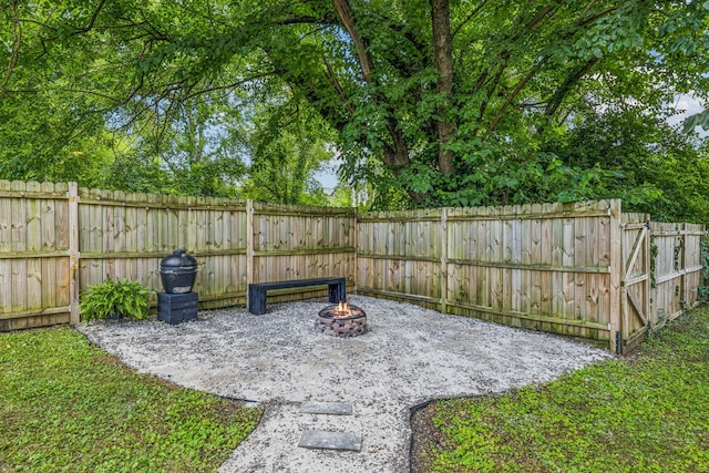 view of yard featuring a fire pit