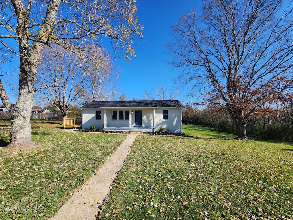 single story home featuring a front lawn