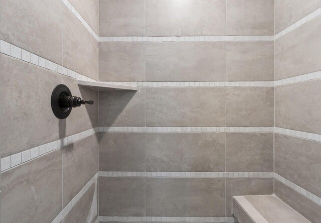 650 Woodrush Dr, Clarksville, TN 37040 - full bath with tiled shower