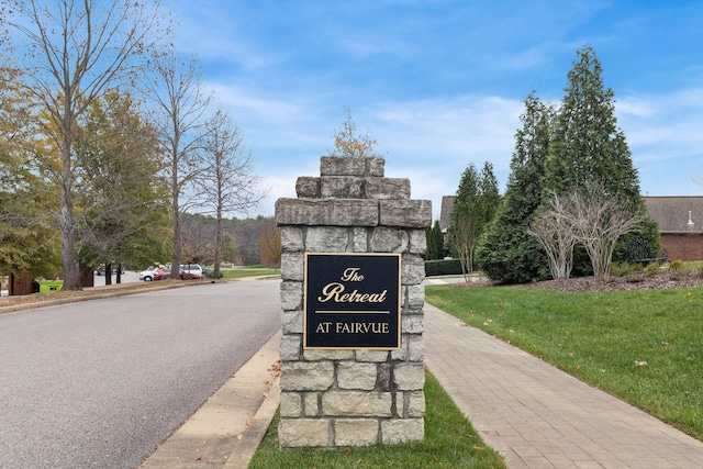 community sign with a yard