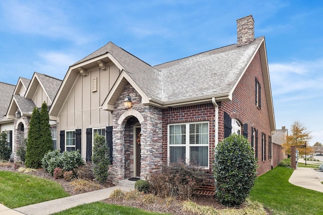 view of front facade with a front yard