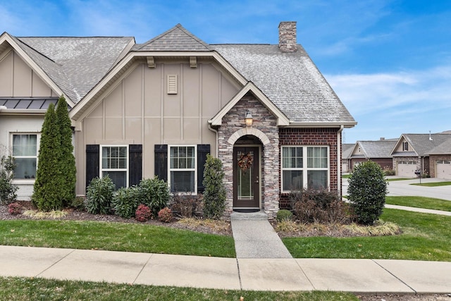 view of front of home featuring a front yard