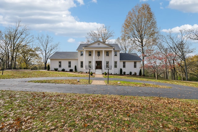 view of front facade featuring a front yard