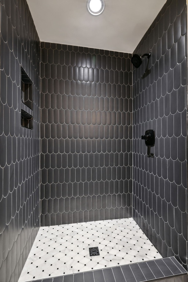 bathroom featuring a tile shower