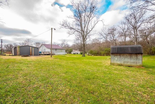 view of yard featuring an outdoor structure