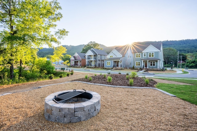 view of front of home with an outdoor fire pit and a mountain view