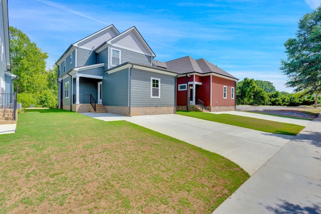 view of front facade featuring a front lawn and concrete driveway