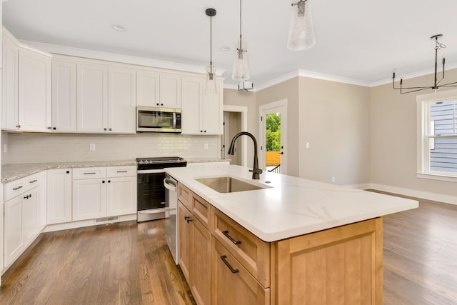 kitchen with stainless steel appliances, dark wood-style flooring, a sink, backsplash, and crown molding