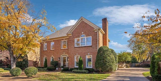 view of front of property featuring a front yard