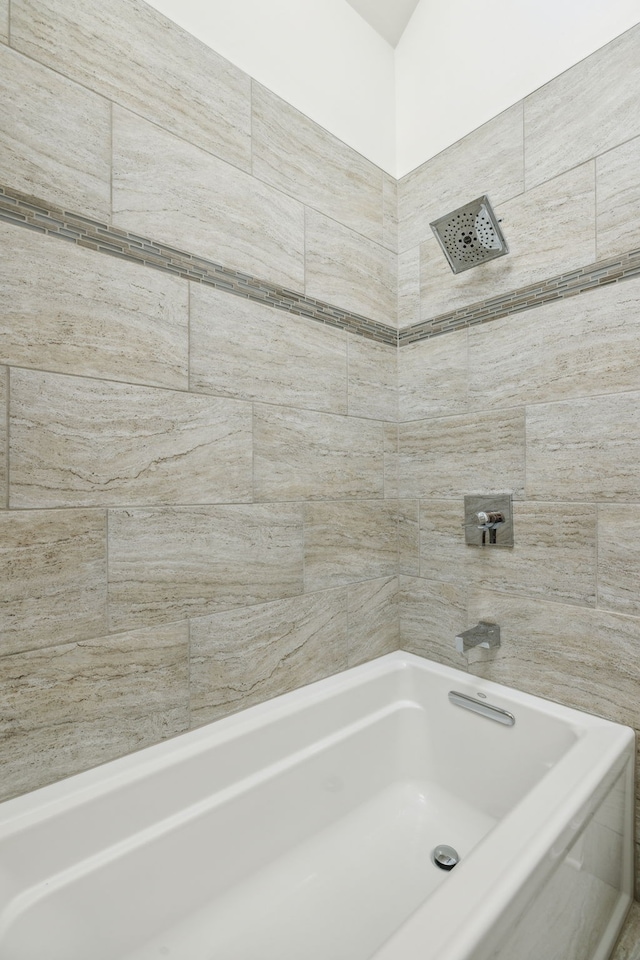 bathroom featuring tiled shower / bath combo